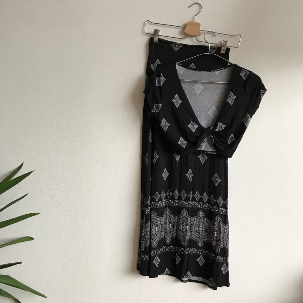 📍SOLD 📍Black and white boho  wrap top and skirt